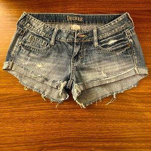 Decree size 5 distressed Jean shorts